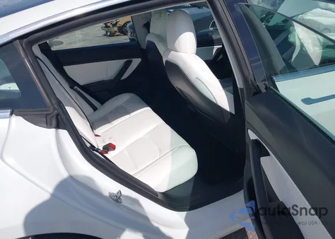 2020 Tesla Model 3 Standard Range Plus Rear-Wheel Drive/Standard Range Rear-Wheel Drive z USA, uszkodzony, nr VIN 5YJ3E1EA8LF797948